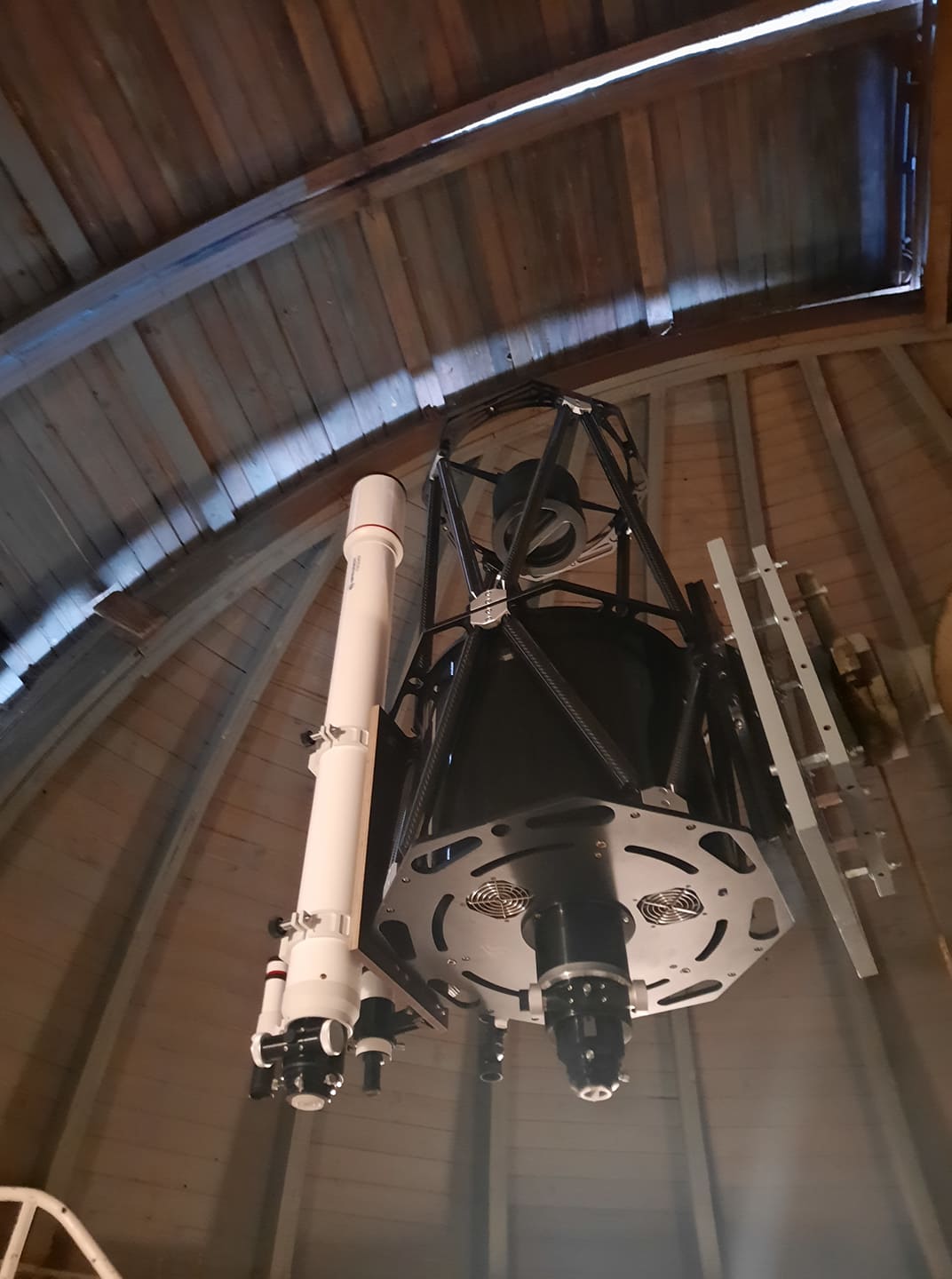 Čočkový dalekohled Bresser Messier 127/1200 a zrcadlový dalekohled o průměru 40 cm na turnovské hvězdárně v zaparkované poloze po pozorování.