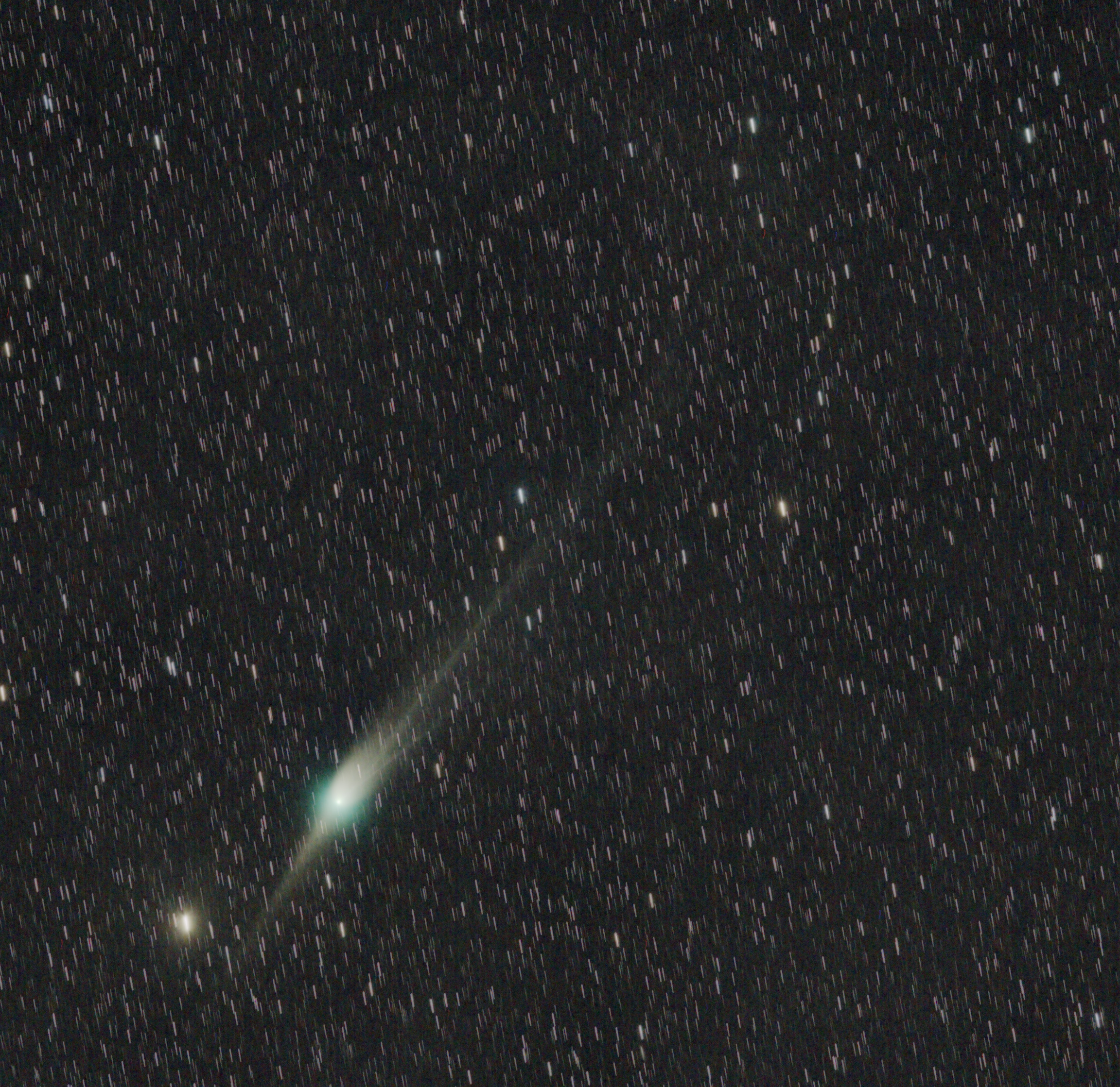Kometa 135mm objektivem, složeno 60 snímků pořízených během půl hodiny. Kometa na obloze popoletěla mezi hvězdami, proto se složením na kometu roztáhly do čárek. Martin Gembec