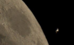 ISS a Měsíc (Mare Crisium) 25. 5. 2023. Jeden snímek z videa, QHY5III-224C, 1/1000 s, Gain 10, WO FLT98, f618mm.