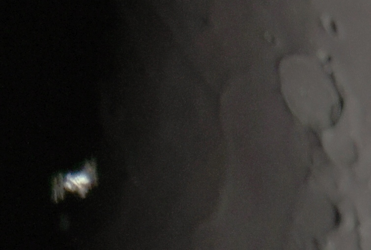 Vydařený detail. Canon R10, sekvence snímků při 1/2000 s. V tělu stanice je vlevo nahoře vidět i kolmo ležící moduly (zřejmě Kibo nebo Columbus) a především vpravo dole vykukující směrem dolů moduly Nauka a Pričal. 
